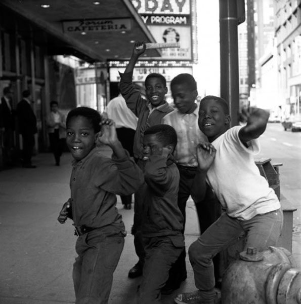 Untitled / Boys Posing on Street (Без названия / Мальчики, позирующие на улице), 1968