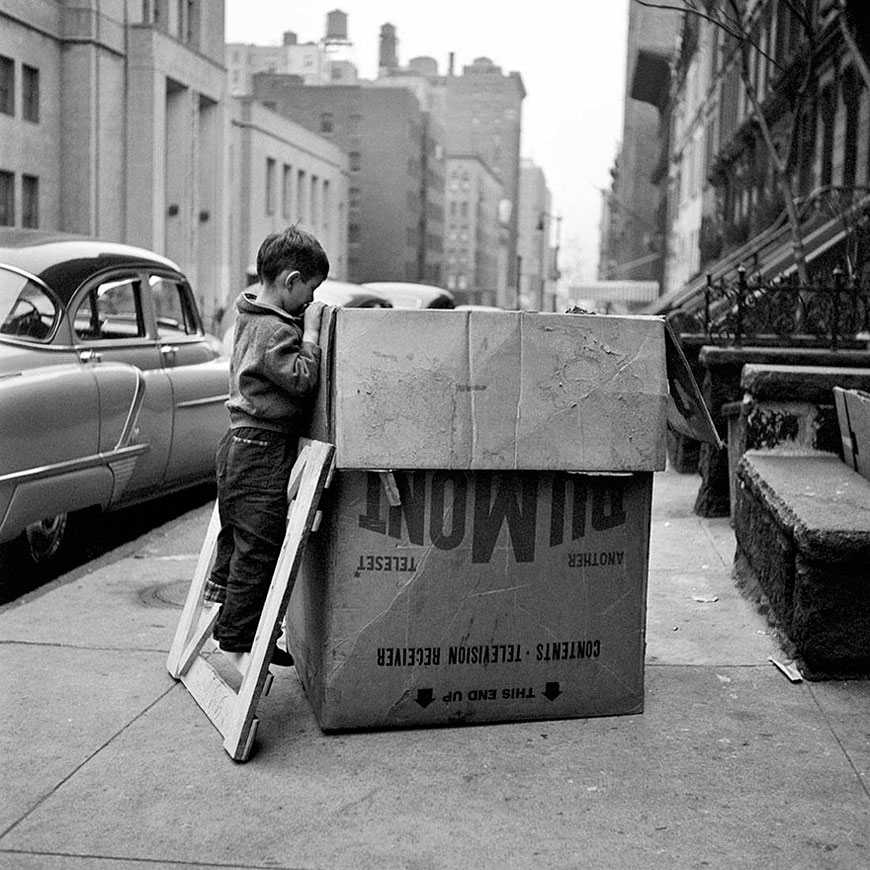 Boy Looking in Moving Box (Мальчик, заглядывающий в ящик)