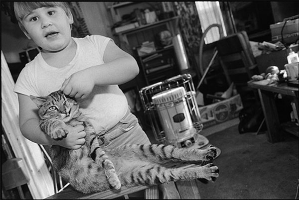 Roland Riley pulling his cat’s whiskers (Роланд Рили тянет своего кота за бакенбарды), 1990