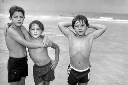 Ricky, Randy and Robert Ray stand alone on a Florida beach (Рикки, Рэнди и Роберт Рей стоят флоридском берегу)