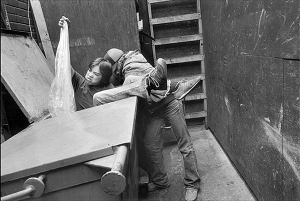 Rat and Mike dumpster diving (Рэт и Майк роются в мусоре), 1983