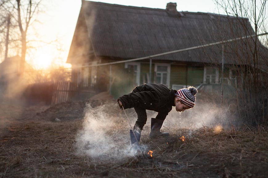 Мальчик, поджигающий прошлогоднюю сухую траву во дворе своего дома (The boy sets fire to last year’s dried grass in the yard of his house), 2012 