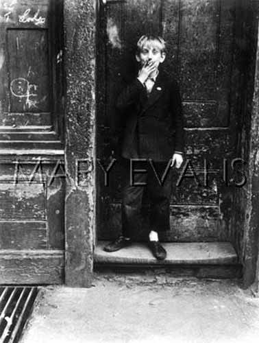 Boy smoking cigarette (Мальчик, курящий сигарету), 1956