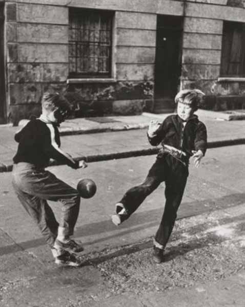 Two Boys With a Football (Два мальчика с футбольным мячом), 1956