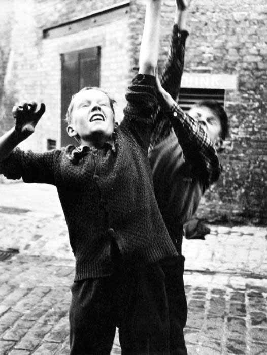 Boys jumping, street football (Подпрыгнувшие мальчики, уличный футбол), 1957