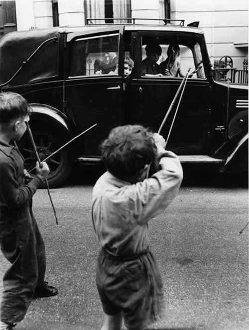 Boys playing with bows and arrows in a street (Мальчики, играющие с луками и стрелами на улице), 1957