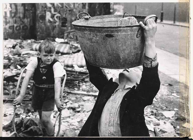 Children playing on a bomb site (Дети, играющие на разбомленных территориях), 12 July 1958