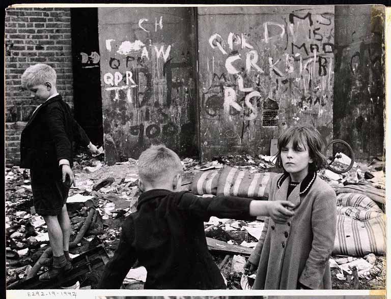 Children playing on a bomb site (Дети, играющие на разбомленных территориях), 12 July 1958