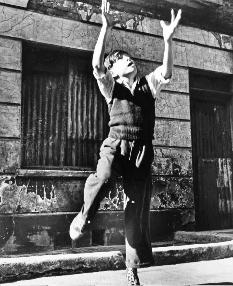 Footballer reaching (Дотягивающийся футболист), 1957