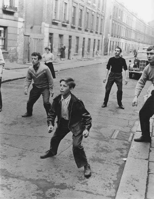 Footballers Watching (Ожидающие футболисты), 1957