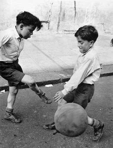 Two boys kicking a ball (Два мальчика, бьющие по мячу), c.1956-1959