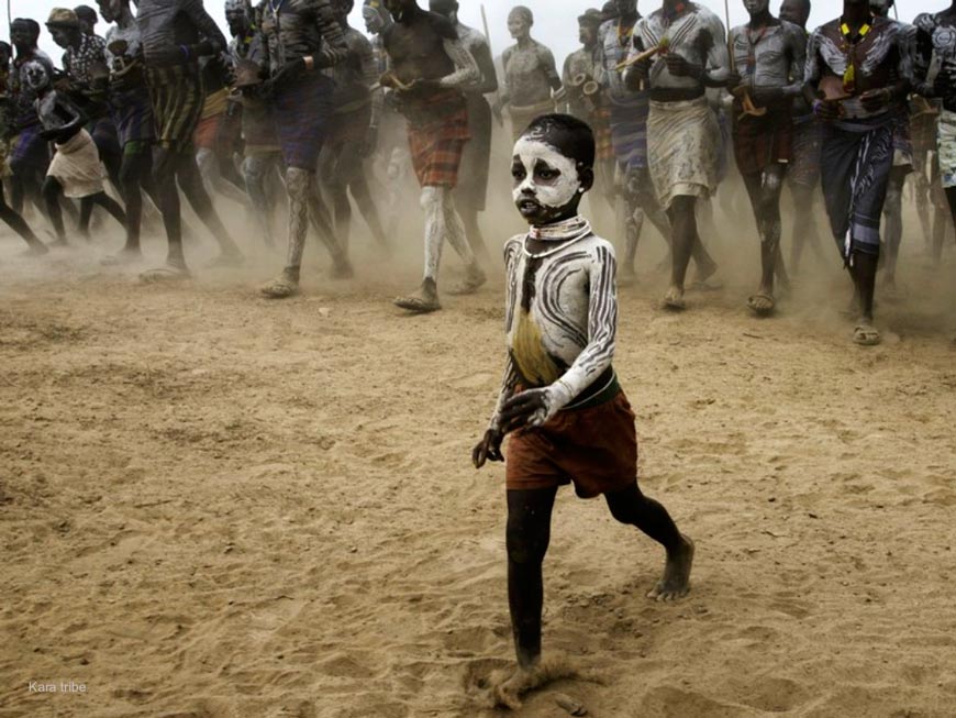 A young boy leads a group of men and women from the Kara tribe (Мальчик, возглавляющий группу мужчин и женщин племени Кара), 1984