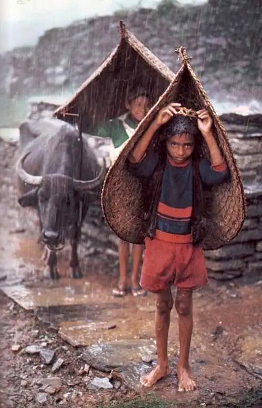 Boys and their woven straw umbrellas (Мальчики и их плетеные зонтики из соломы), 1984