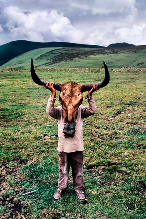 Boy holds animal skull (Мальчик с черепом животного), 2005