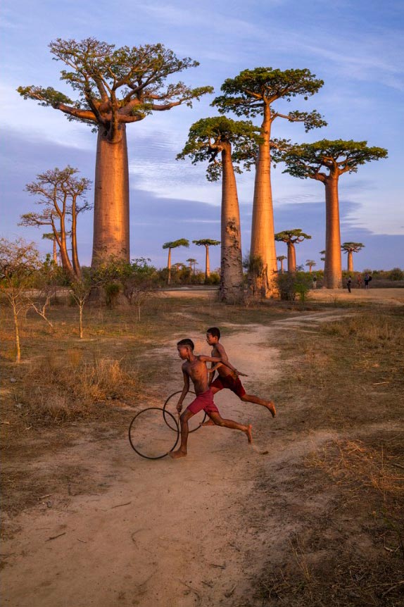 Boys running with hoops (Мальчики, бегущие с обручами), 2019