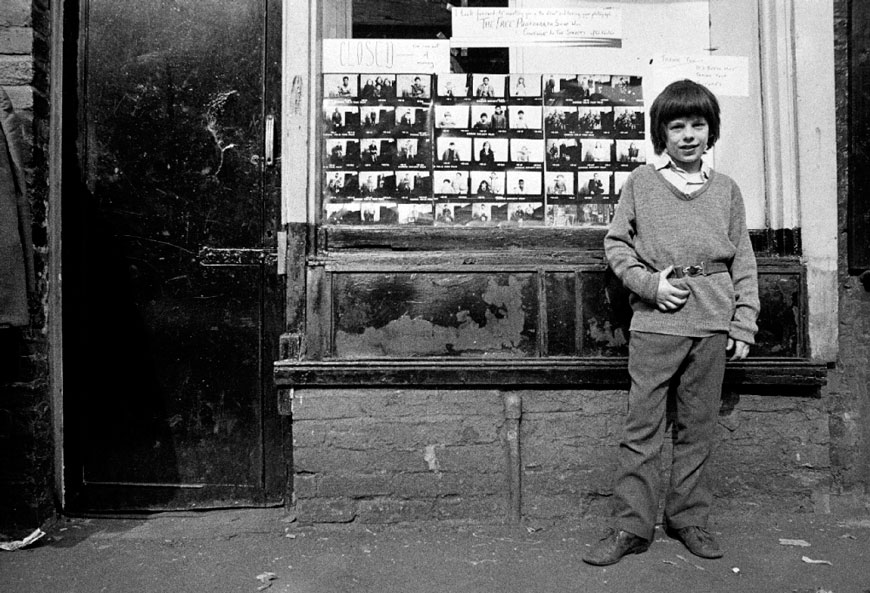 David Lindsey outside the free studio (Дэвид Линдси снаружи бесплатной фотостудии), 1972