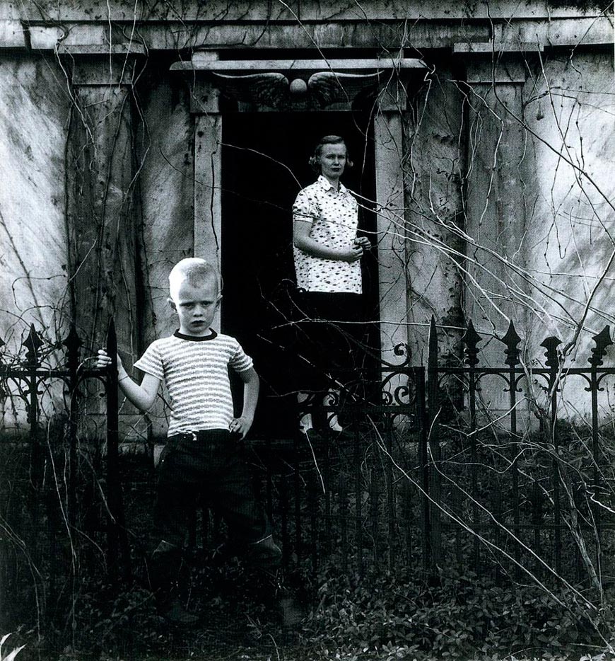 Son and Mother at a Crypt, Lexington Cemetery (Сын и мать у склепа, Лексингтонское кладбище), 1955