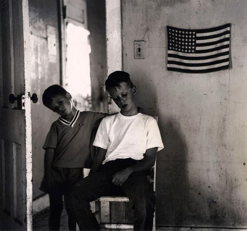 Michael and Christopher with American Flag (Майкл и Кристофер с американским флагом), 1960