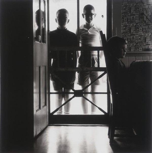 Untitled / Two boys standing behind screen door (Без названия / Два мальчика за сетчатой дверью), 1960