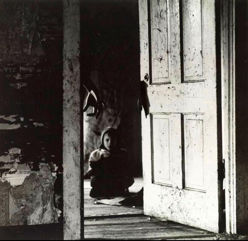 Untitled / Boy in doorway (Без названия / Мальчик на пороге), 1960–1969