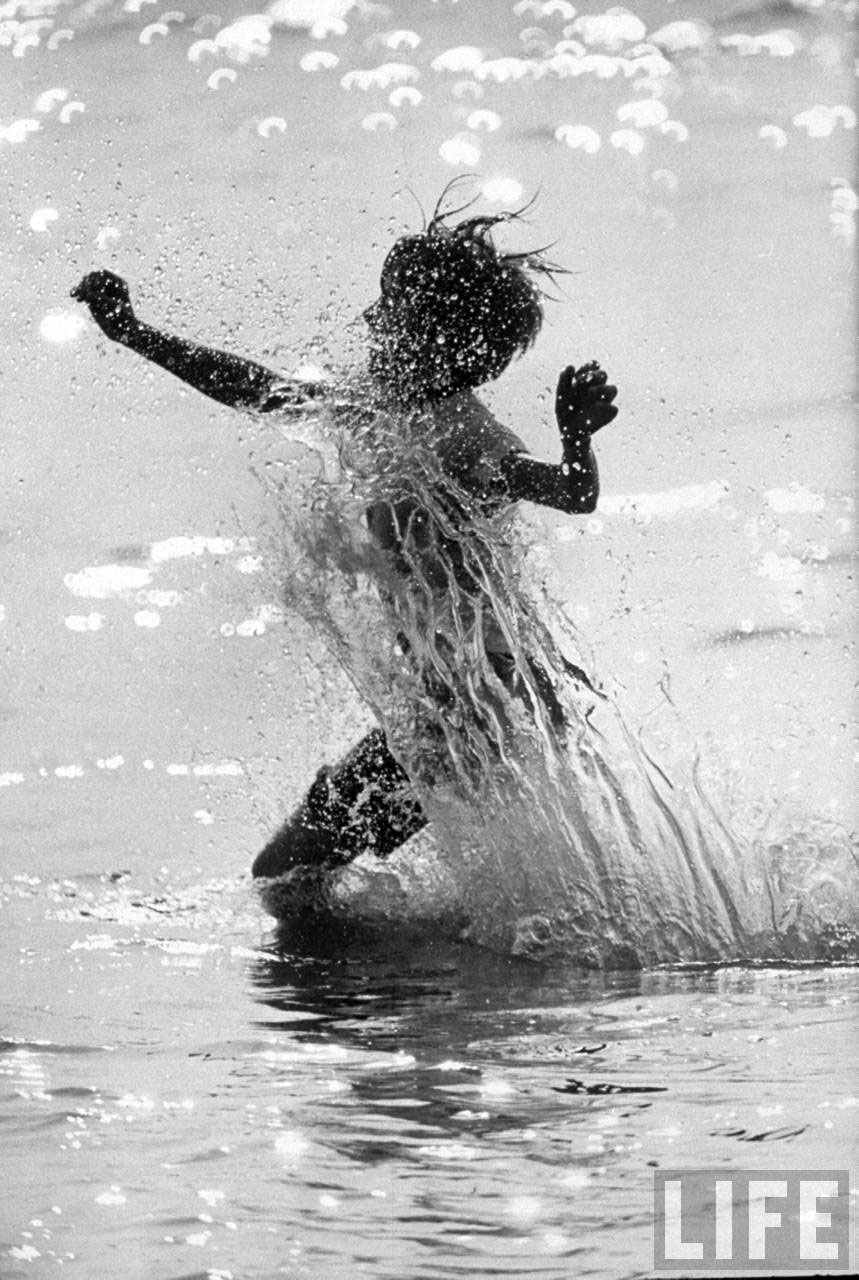 Patrick Powell playing in water (Патрик играет в воде), 1970