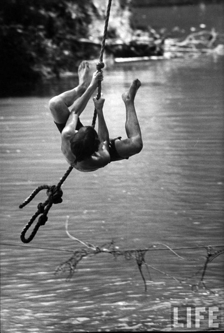 Powell swinging on rope over river (Патрик прыгает в речку с верёвки), 1970