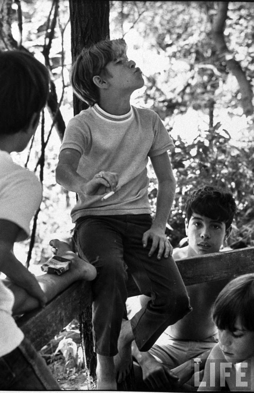 Young boys smoking (Мальчики курят), 1970