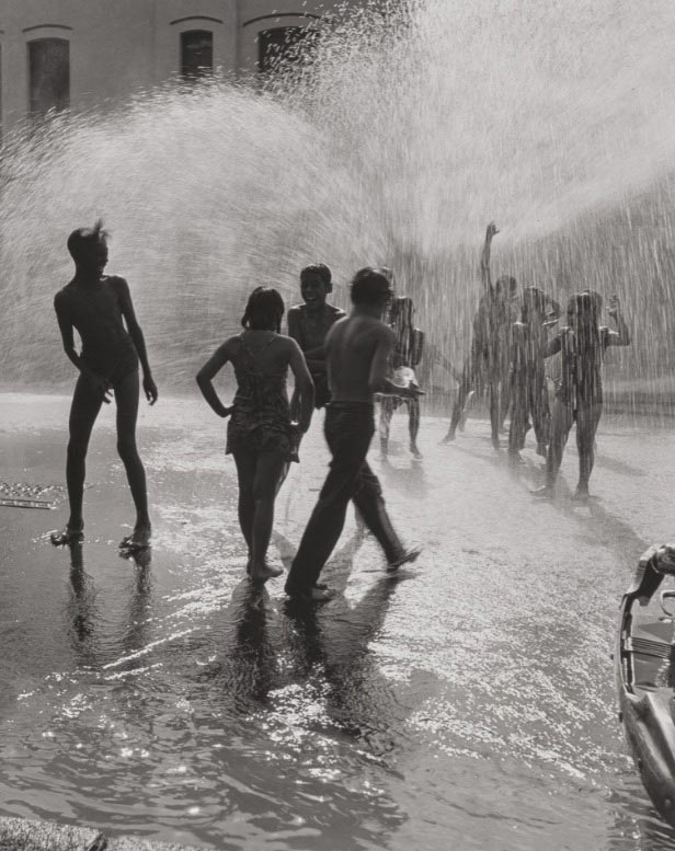 Untitled / Children Playing in a Fire Hydrant (Без названия / Дети, играющие в пожаном гидранте), 1946-1947