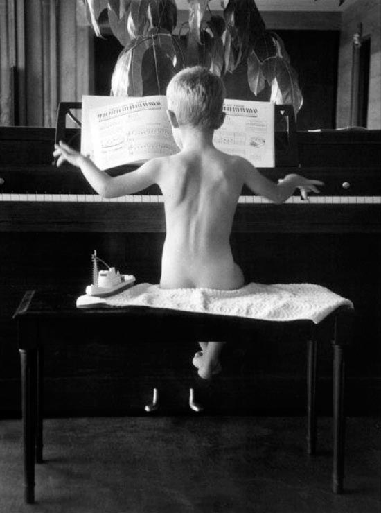 Peter. Piano and boy (Питер. Пианино и мальчик),  1956