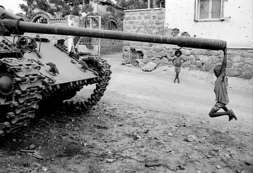 Children playing on an abandoned army tank (Дети, играющие на заброшенном танке), 1991