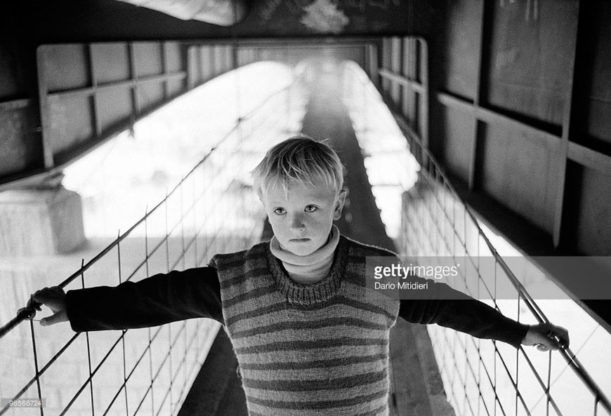 A boy crossing the temporary bridge built below a main bridge to avoid Serbian snipers fire (Мальчик, пересекающий временный мост, построенный под главным мостом для избежания огня сербских снайперов), 1995