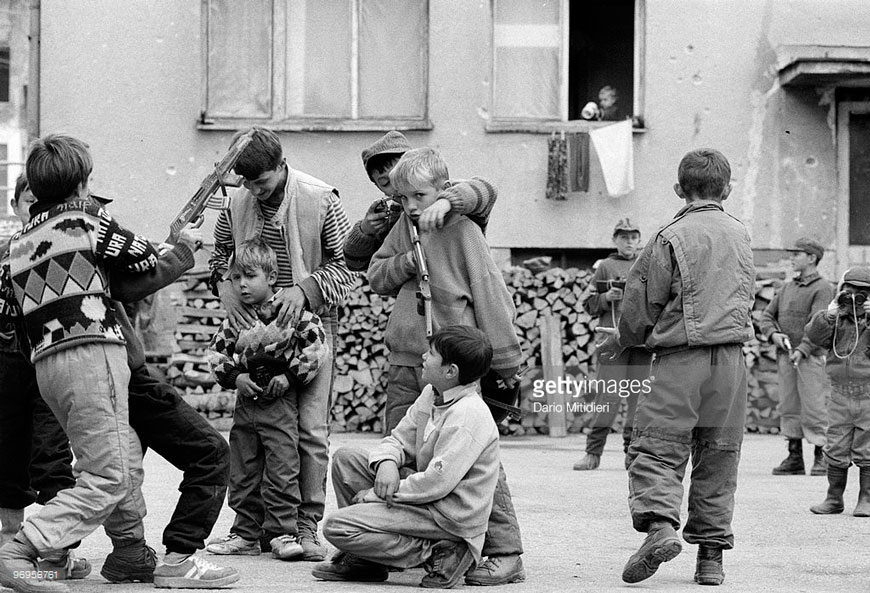 Children playing war games (Дети, играющие в военную игру), 1995