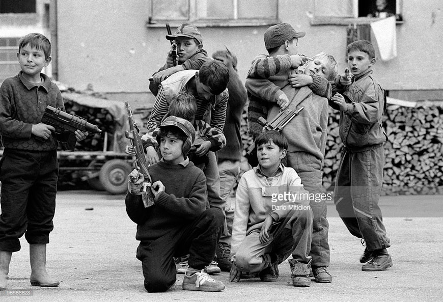 Children playing war games (Дети, играющие в военную игру), 1995