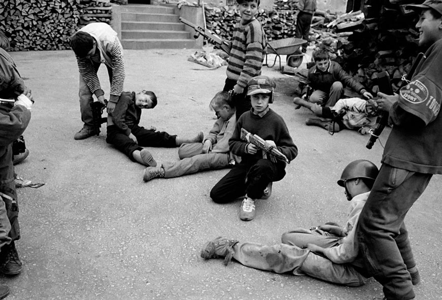 Children playing war games (Дети, играющие в военную игру), 1995