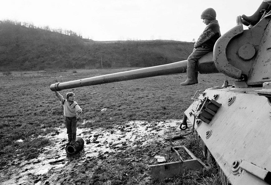 Children playing on a destroyed army tank in a village (Дети, играющие на подбитом в деревне танке), 1995