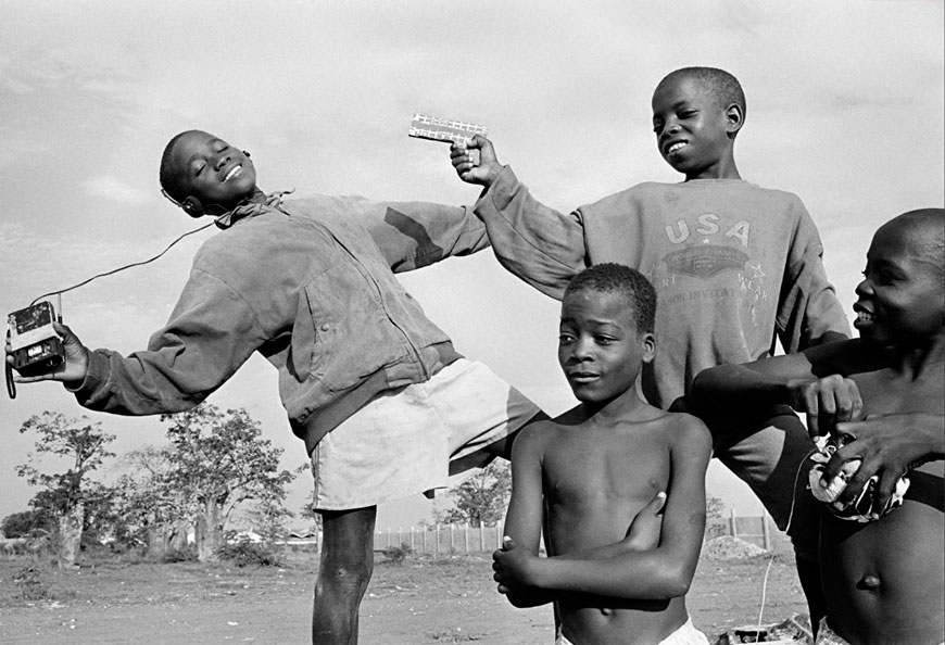 Children playing with toy guns in a refugee camp for internally displaced people (Дети, играющие с игрушечными пистолетами в лагере для перемещенных лиц), 1997