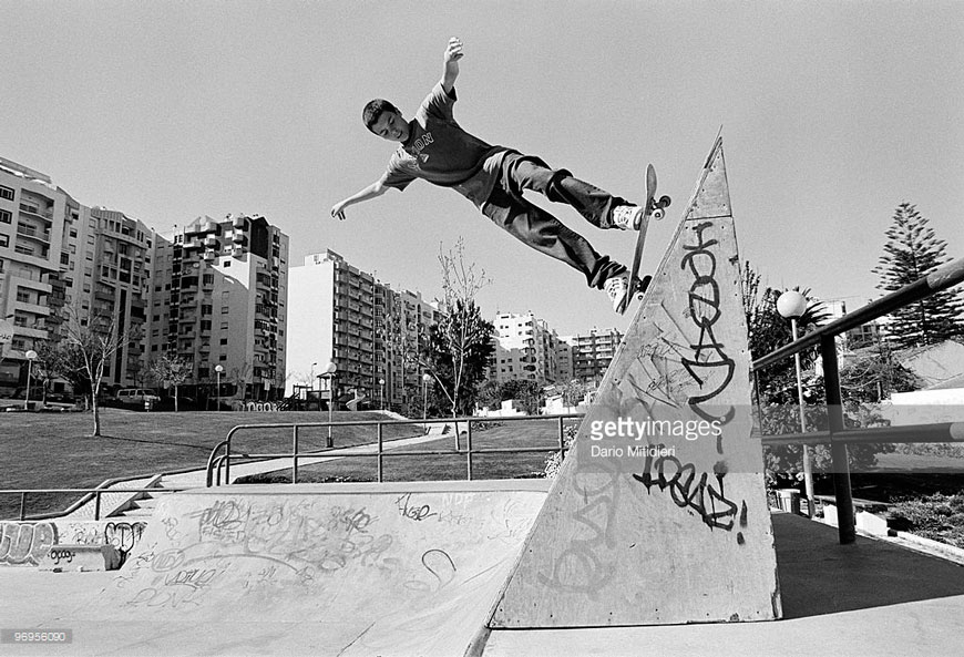 A young skateboarder practising in the suburbs (Юный скейтбордист, практикующий в пригороде), 1999