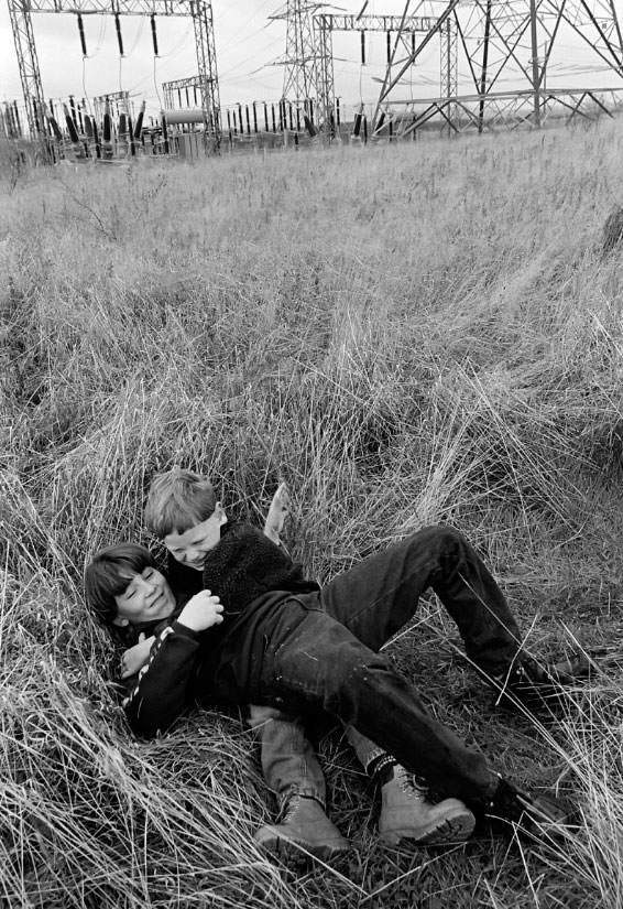 Gypsy children playing in a field near their campsite (Цыганские дети, играющие в поле возле своего табора), 2001