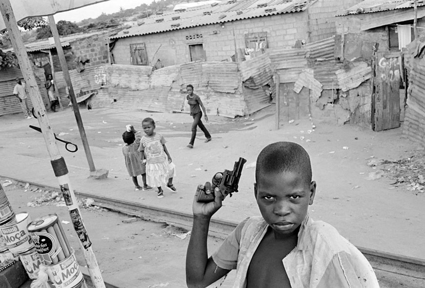 Children playing in the Lixeira area (Дети, играющие в районе Ликсерайр), 2002