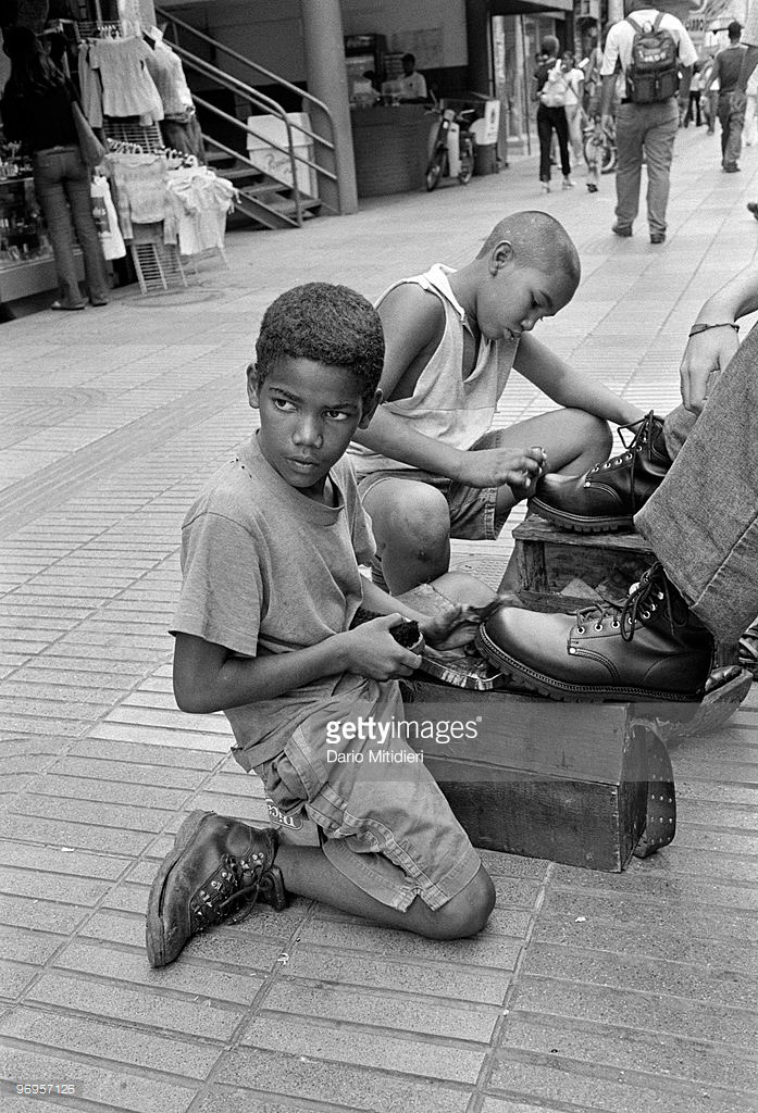 Children earning their money by shining shoes (Дети, зарабатывающие деньги чисткой обуви), 2002