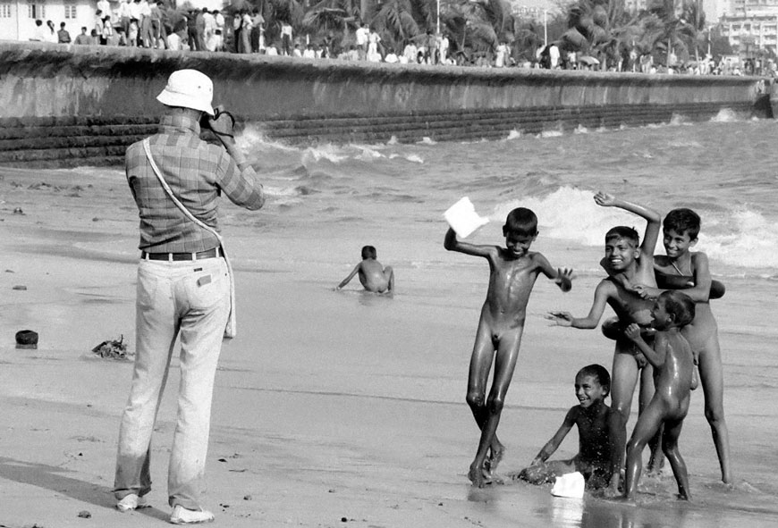 Ashfak, a pedophile who regularly visits Chowpatti beach, soliciting street children