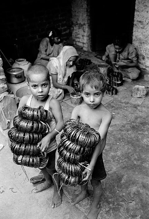 Children making glass bangles (Дети, изготавливающие стеклянные браслеты), 2003