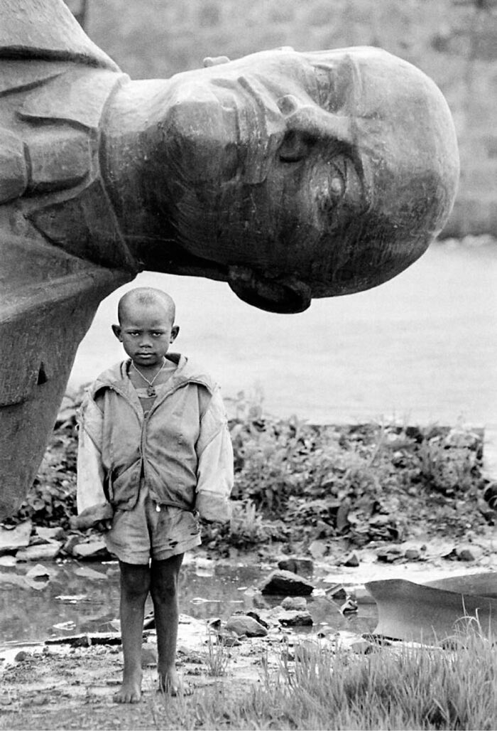 Boy standing in front of fallen statue of Lenin (Мальчик, стоящий перед упавшей статуей Ленина), 1991