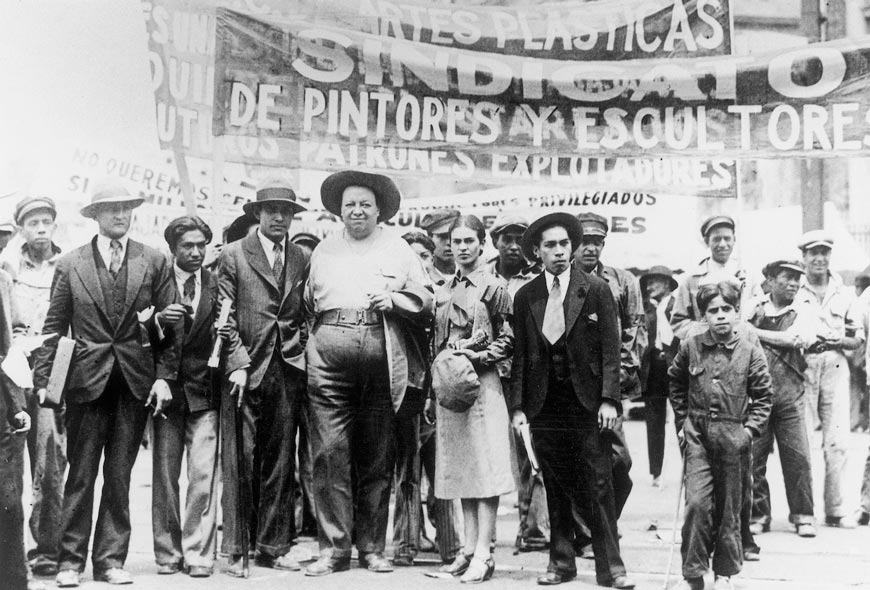 Diego Rivera and Frida Kahlo with members of the Artists’ Union at a May Day march (Диего Ривера и Фрида Кало с членами Союза художников на первомайском шествии), 1929 