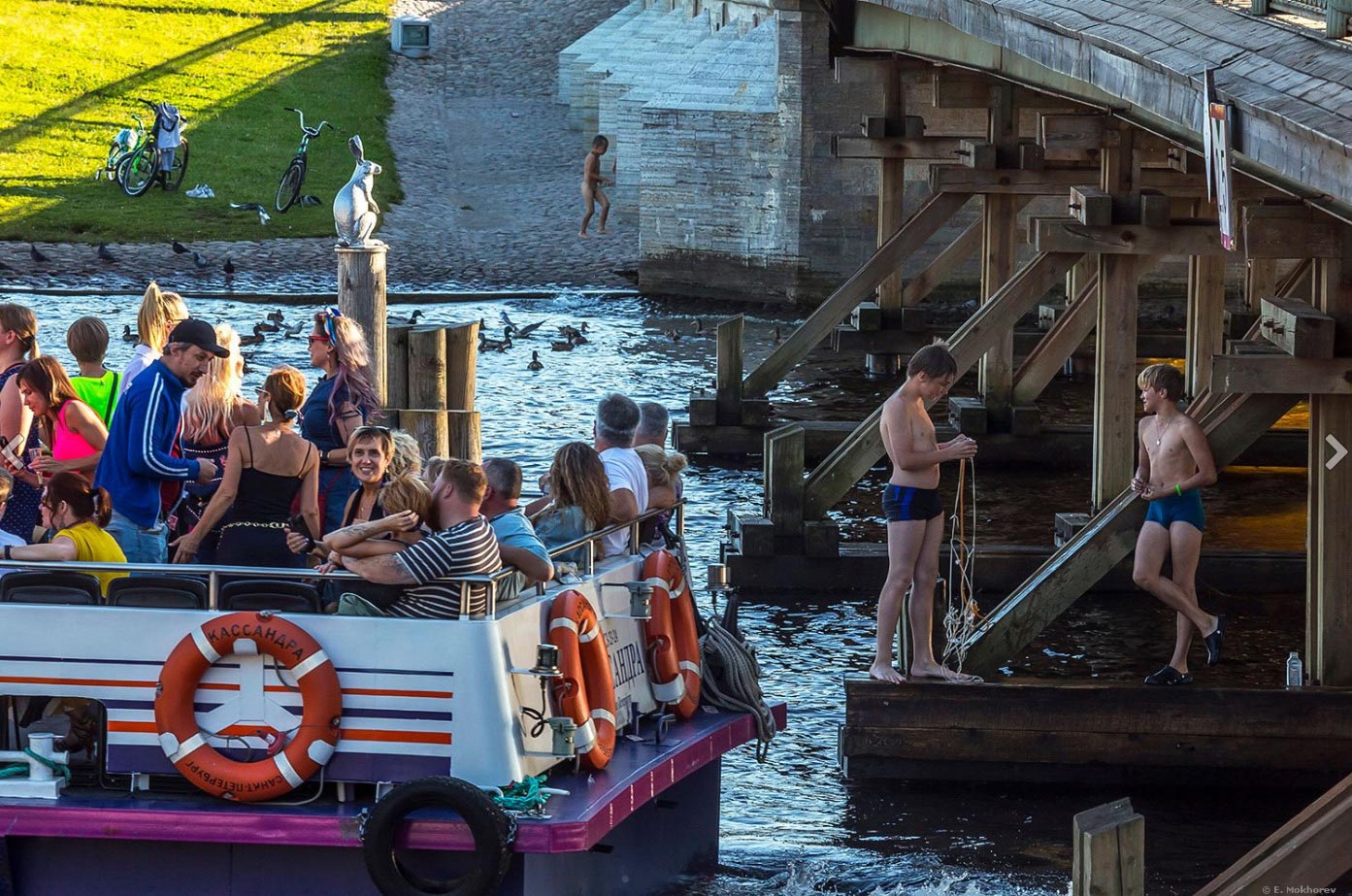 У Иоанновского моста (At the Ioannovsky bridge), август 2022