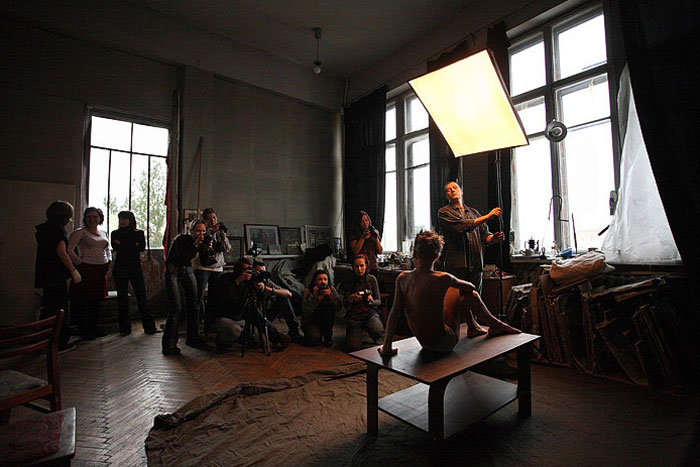 Moxopeв в cвoeй мacтepcкoй нa Энгeльca (Mokhorev at work in the studio), 2008