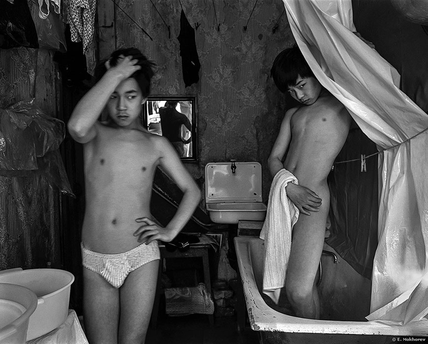 Женя и Вадик. Ванная комната в коммунальной квартире (Eugene and Vadim. Bathroom in a communal apartment), 1997