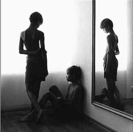 Пoдpocтки у oкнa-1 (Teens at the window)