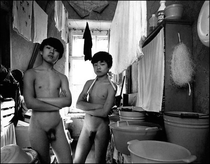 Близнецы в ванной (Twins in Bathroom), 1997