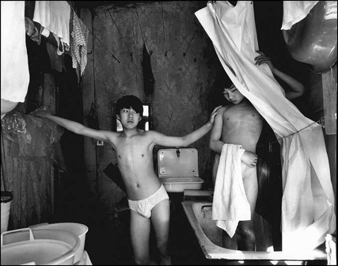 Близнецы в ванной (Twins in Bathroom), 1997